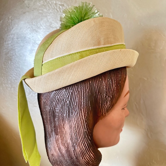 CHARMING DESIGNER 1950s\' CREAM STRAW HAT + GREEN BAND & \